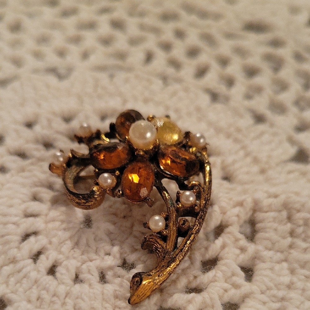 Elegant Gold and Pearl Floral Brooch